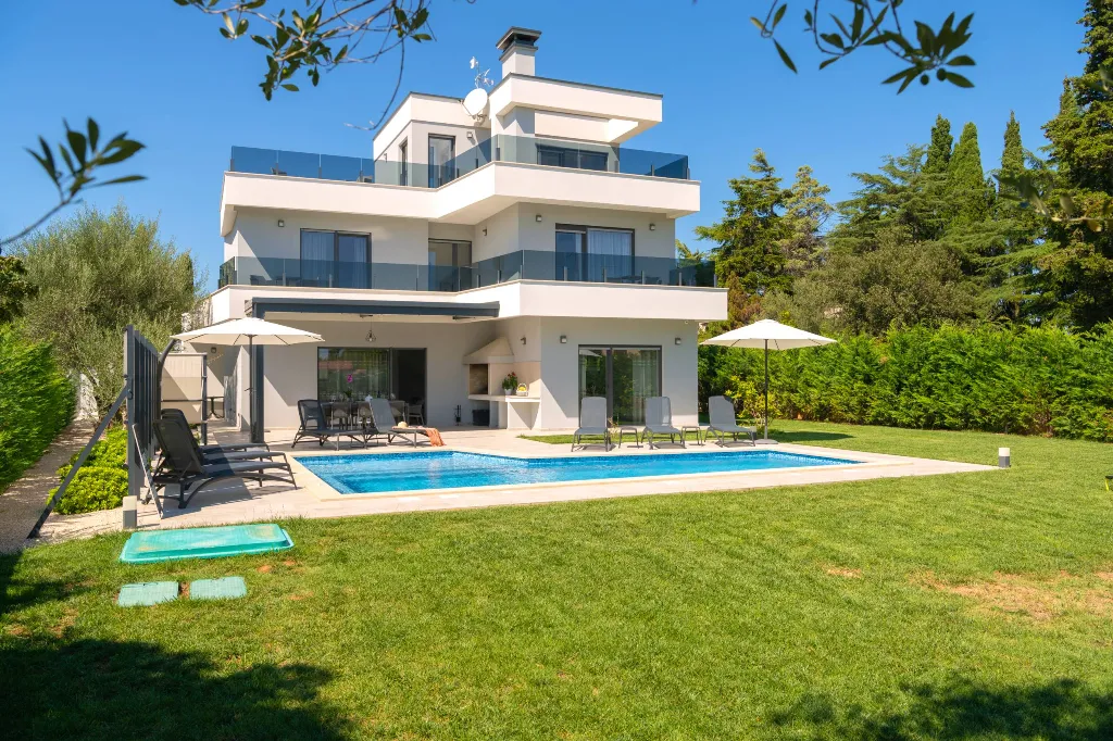 Villa in Premantura with Hydromassage Pool