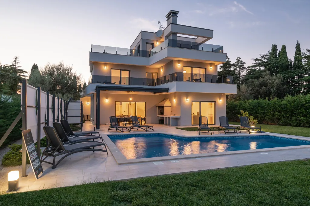 Villa in Premantura with Hydromassage Pool