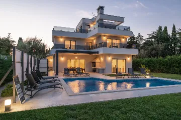 Villa in Premantura with Hydromassage Pool