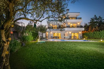 Villa in Premantura with Hydromassage Pool