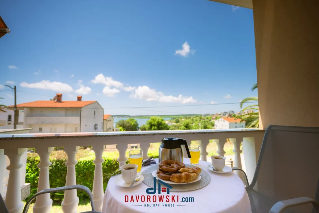 3-Bedroom Apartment in Medulin with Sea Views