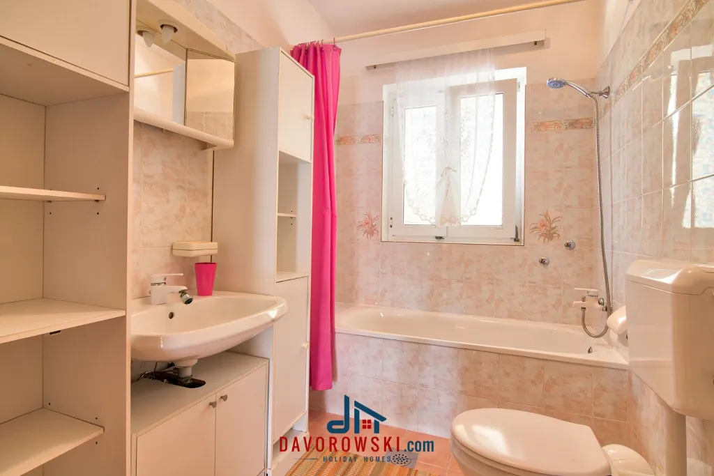 3-Bedroom Apartment in Medulin with Sea Views