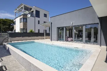 Pula Villa for 12 Guests with 50m² Pool