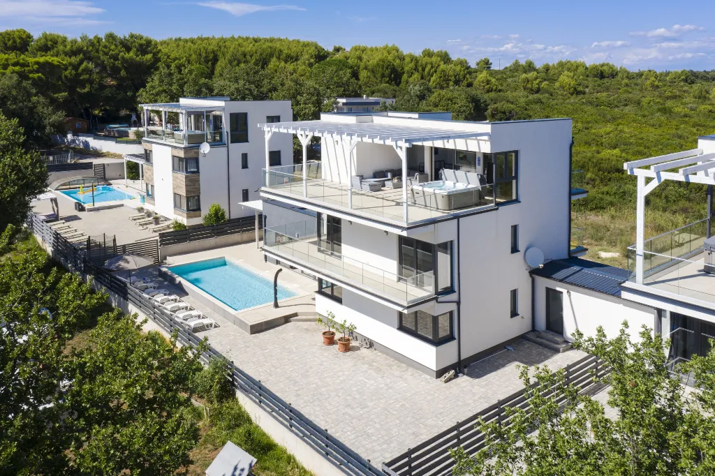 Pula Villa for 12 Guests with 50m² Pool
