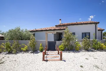 3-Bedroom Villa in Juršići for Up to 8 Guests
