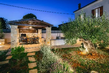 Villa in Pula with Private Heated Pool (Sleeps 12)