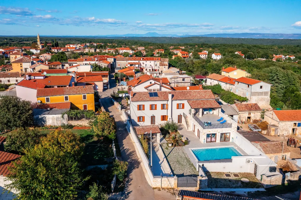 Villa in Pula with Private Heated Pool (Sleeps 12)