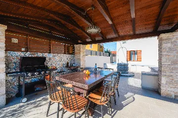 Villa in Pula with Private Heated Pool (Sleeps 12)