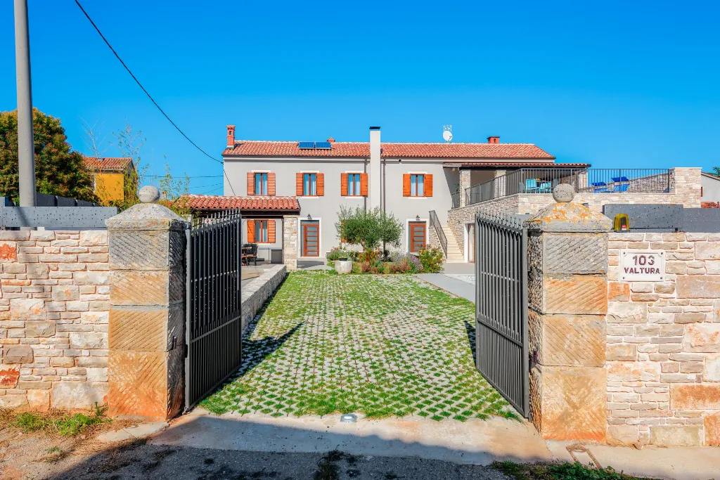 Villa in Pula with Private Heated Pool (Sleeps 12)
