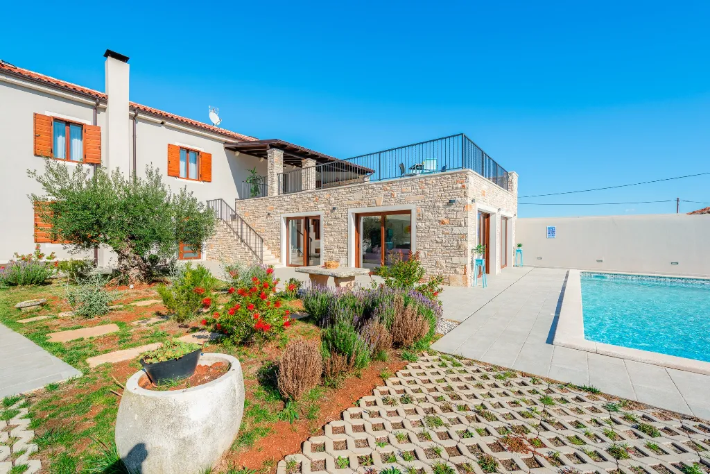 Villa in Pula with Private Heated Pool (Sleeps 12)