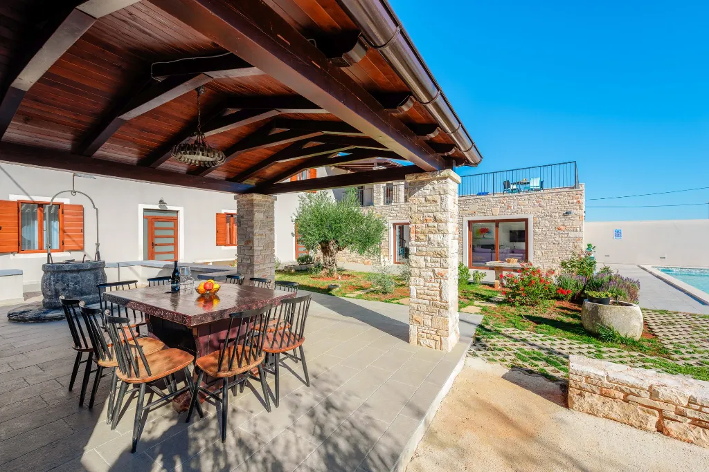 Villa in Pula with Private Heated Pool (Sleeps 12)