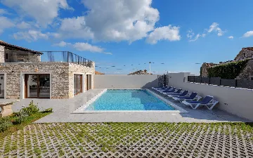Villa in Pula with Private Heated Pool (Sleeps 12)