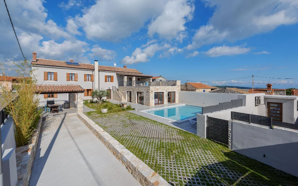 Villa in Pula with Private Heated Pool (Sleeps 12)