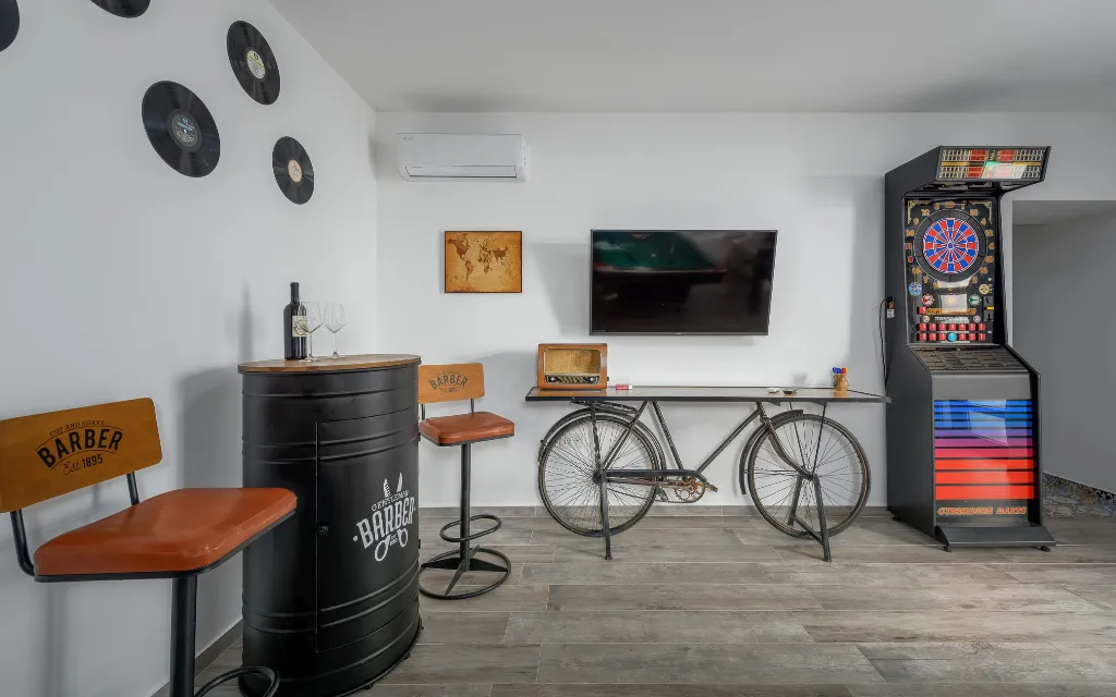 Villa in Pula with Private Heated Pool (Sleeps 12)