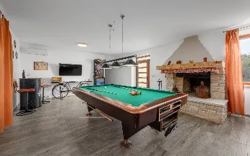 Villa in Pula with Private Heated Pool (Sleeps 12)