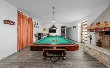 Villa in Pula with Private Heated Pool (Sleeps 12)