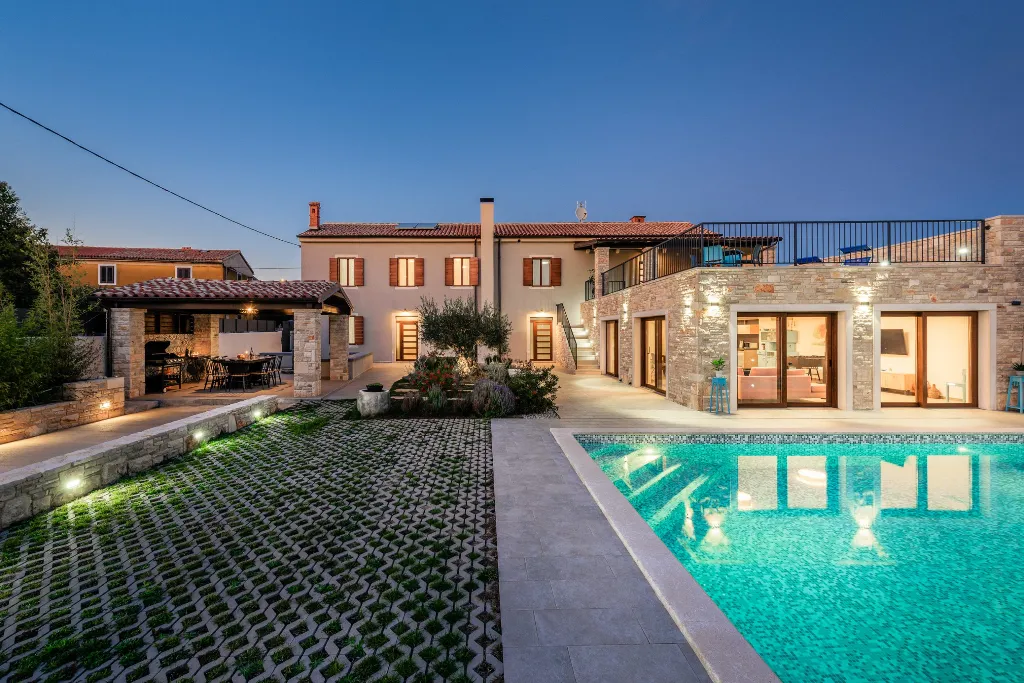 Villa in Pula with Private Heated Pool (Sleeps 12)