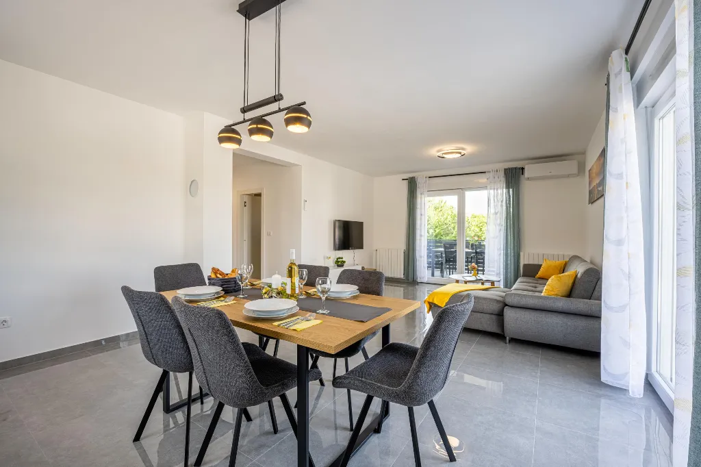 Two-Bedroom Apartment for 5 Guests in Pula