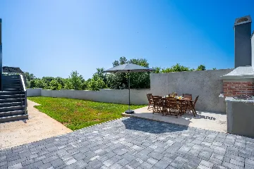 Two-Bedroom Apartment for 5 Guests in Pula