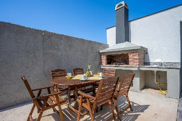 Two-Bedroom Apartment for 5 Guests in Pula