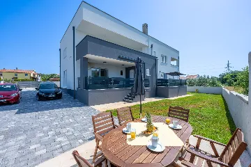 Two-Bedroom Apartment for 5 Guests in Pula