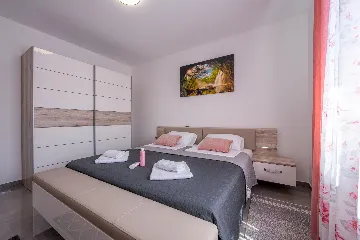 Two-Bedroom Apartment for 5 Guests in Pula