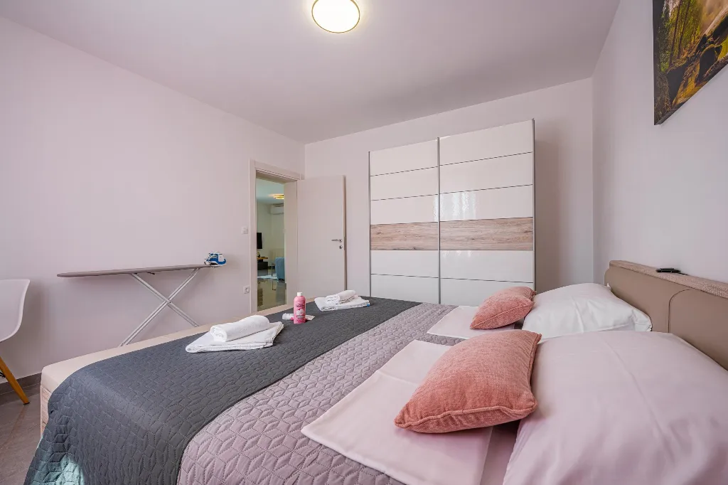 Two-Bedroom Apartment for 5 Guests in Pula