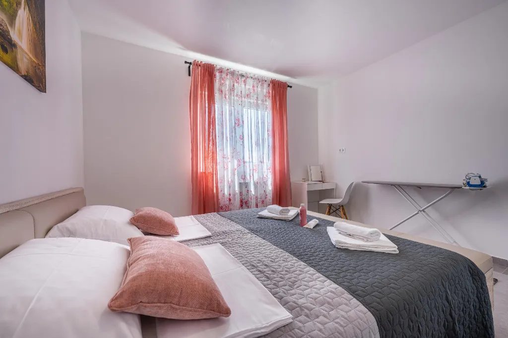 Two-Bedroom Apartment for 5 Guests in Pula