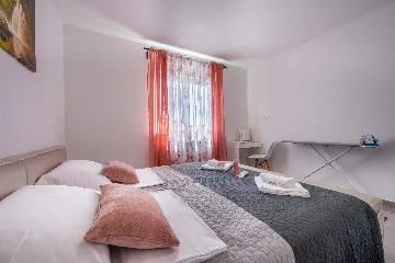 Two-Bedroom Apartment for 5 Guests in Pula