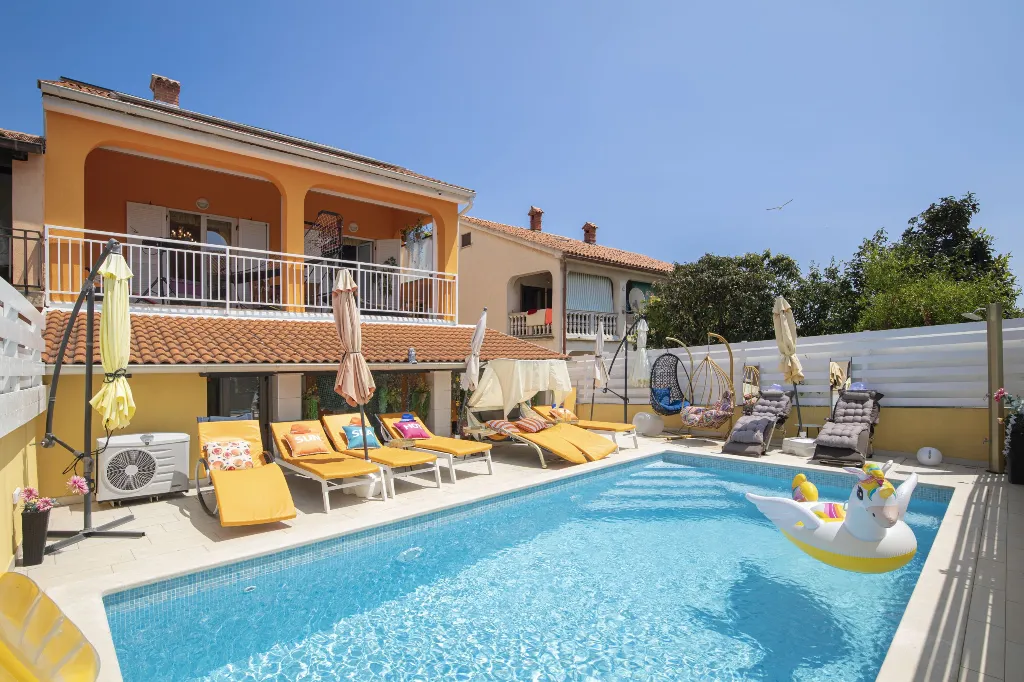 Banjole Villa with Private Pool and 10 Guests