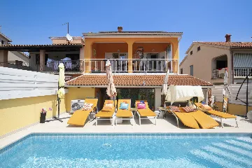 Banjole Villa with Private Pool and 10 Guests