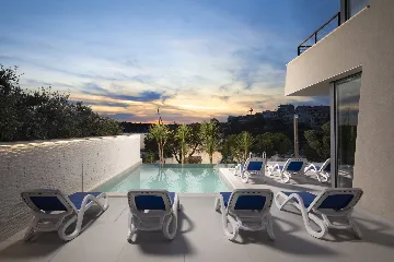 Pula Apartment for 8 Guests with Terrace Pool