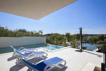 Pula Apartment for 8 Guests with Terrace Pool