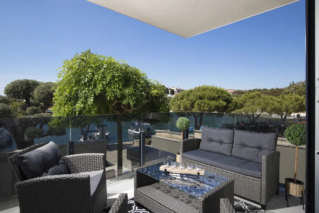 Pula Apartment for 8 Guests with Terrace Pool