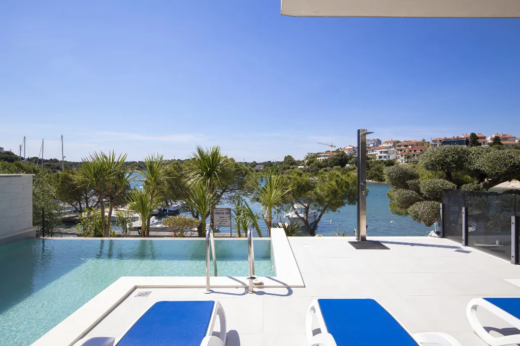 Pula Apartment for 8 Guests with Terrace Pool
