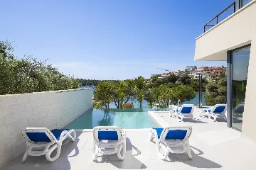 Pula Apartment for 8 Guests with Terrace Pool