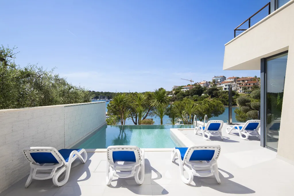 Pula Apartment for 8 Guests with Terrace Pool