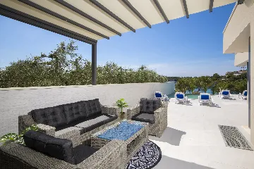 Pula Apartment for 8 Guests with Terrace Pool