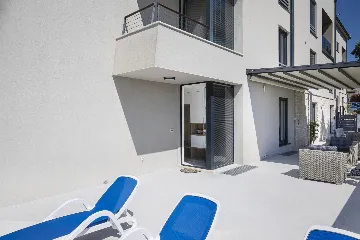 Pula Apartment for 8 Guests with Terrace Pool