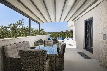 Pula Apartment for 8 Guests with Terrace Pool