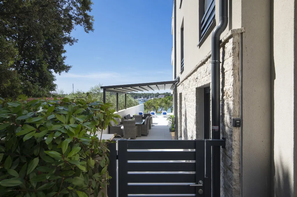 Pula Apartment for 8 Guests with Terrace Pool