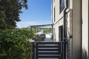 Pula Apartment for 8 Guests with Terrace Pool