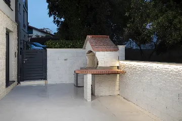 Pula Apartment for 8 Guests with Terrace Pool