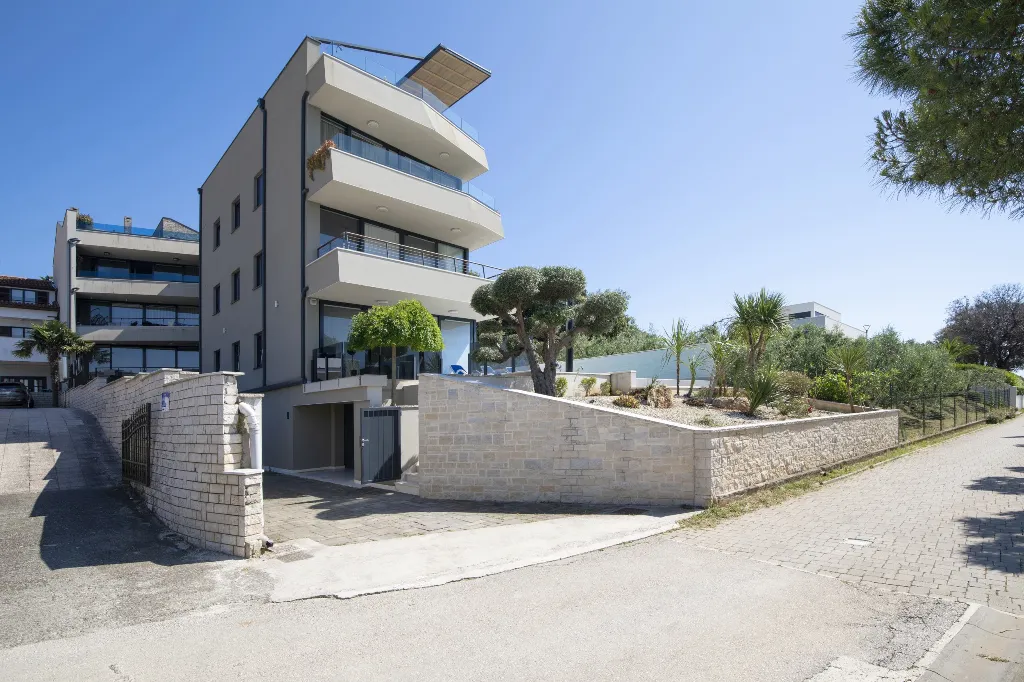 Pula Apartment for 8 Guests with Terrace Pool