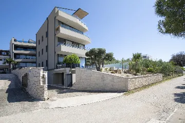 Pula Apartment for 8 Guests with Terrace Pool
