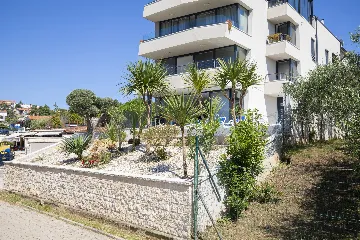 Pula Apartment for 8 Guests with Terrace Pool