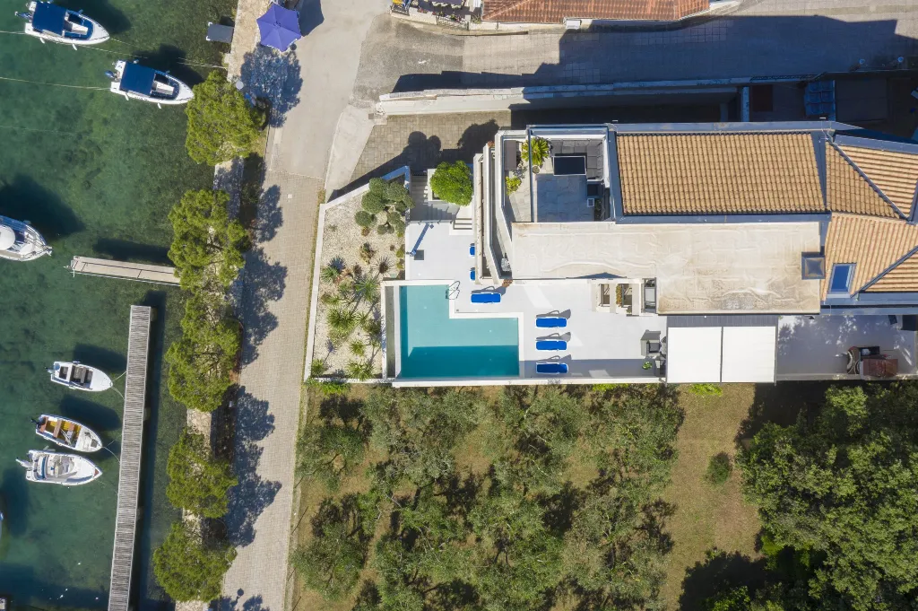 Pula Apartment for 8 Guests with Terrace Pool