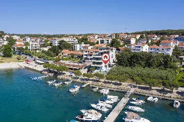 Pula Apartment for 8 Guests with Terrace Pool