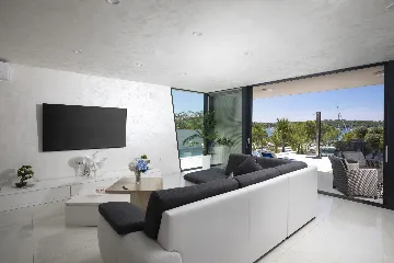 Pula Apartment for 8 Guests with Terrace Pool