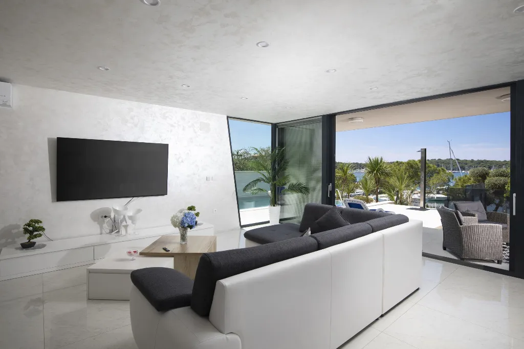 Pula Apartment for 8 Guests with Terrace Pool
